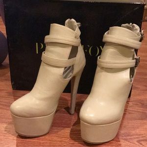 Platform ankle bootie